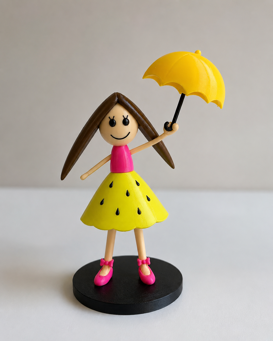 Bambina col vestito giallo e ombrello